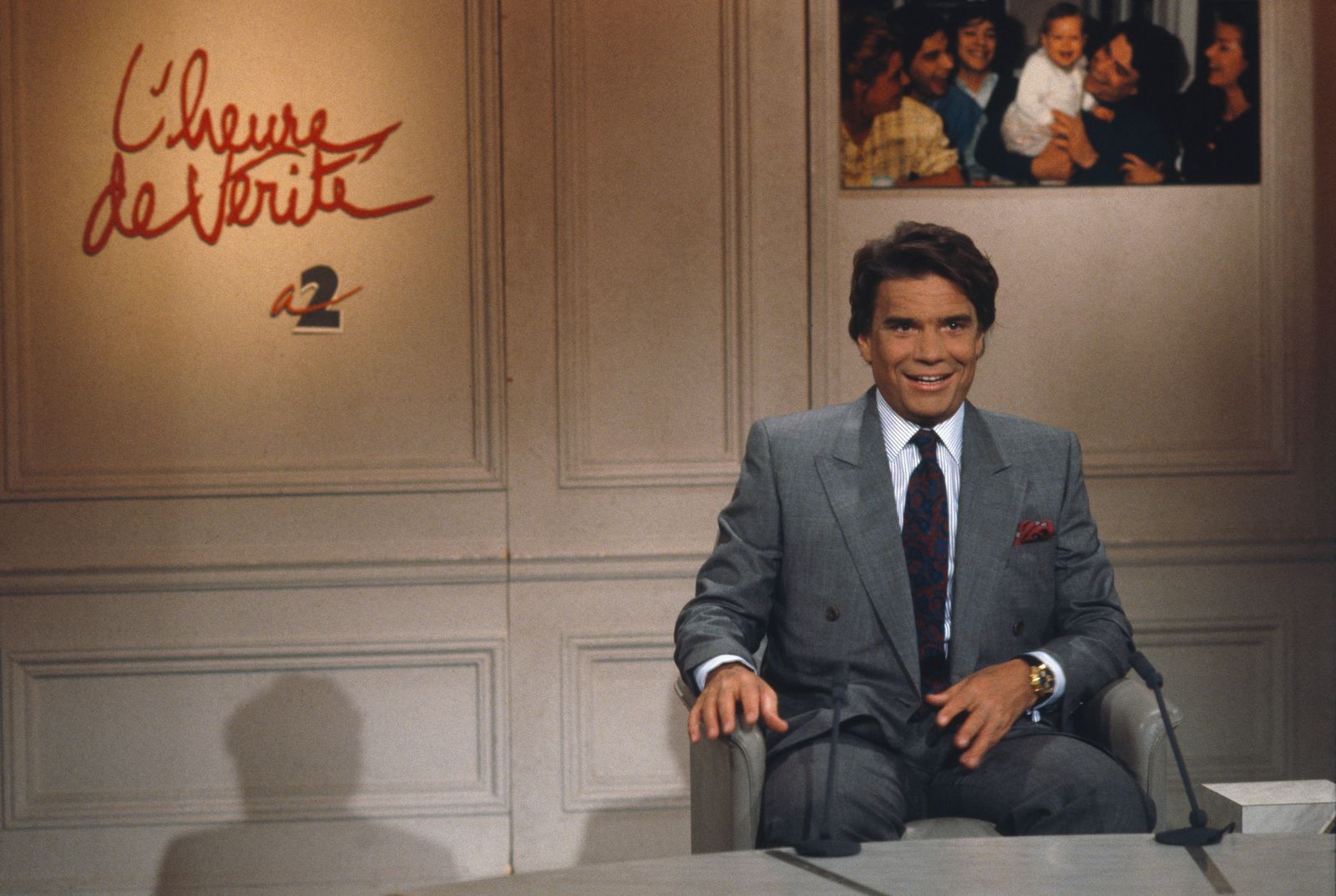Bernard Tapie sur le plateau de l'mission politique « L'heure de Vrit » le 12 juin 1990 à Paris.