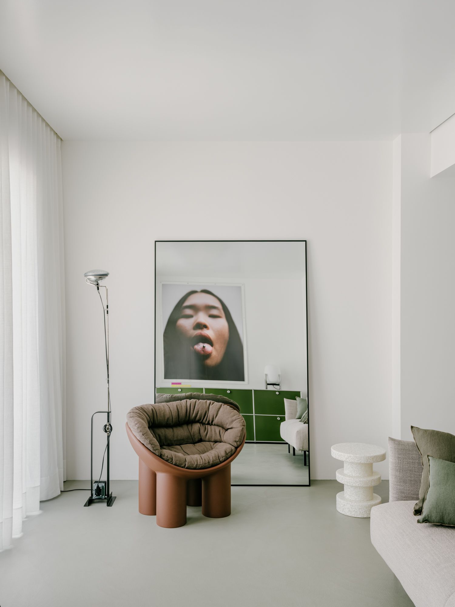 Le fauteuil Roly Poly de Faye Toogood pour Driade et la lampe Toio de Flos.