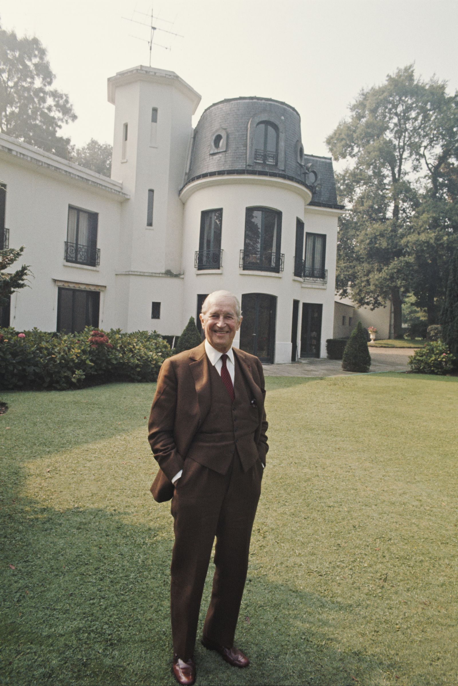 L'acteur et chanteur français Maurice Chevalier à La Louque sa maison à MarneslaCoquette en France