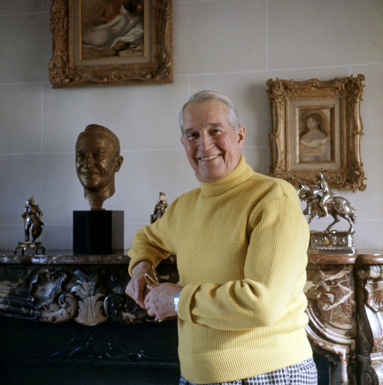 Maurice Chevalier photographi chez lui en France en 1964.