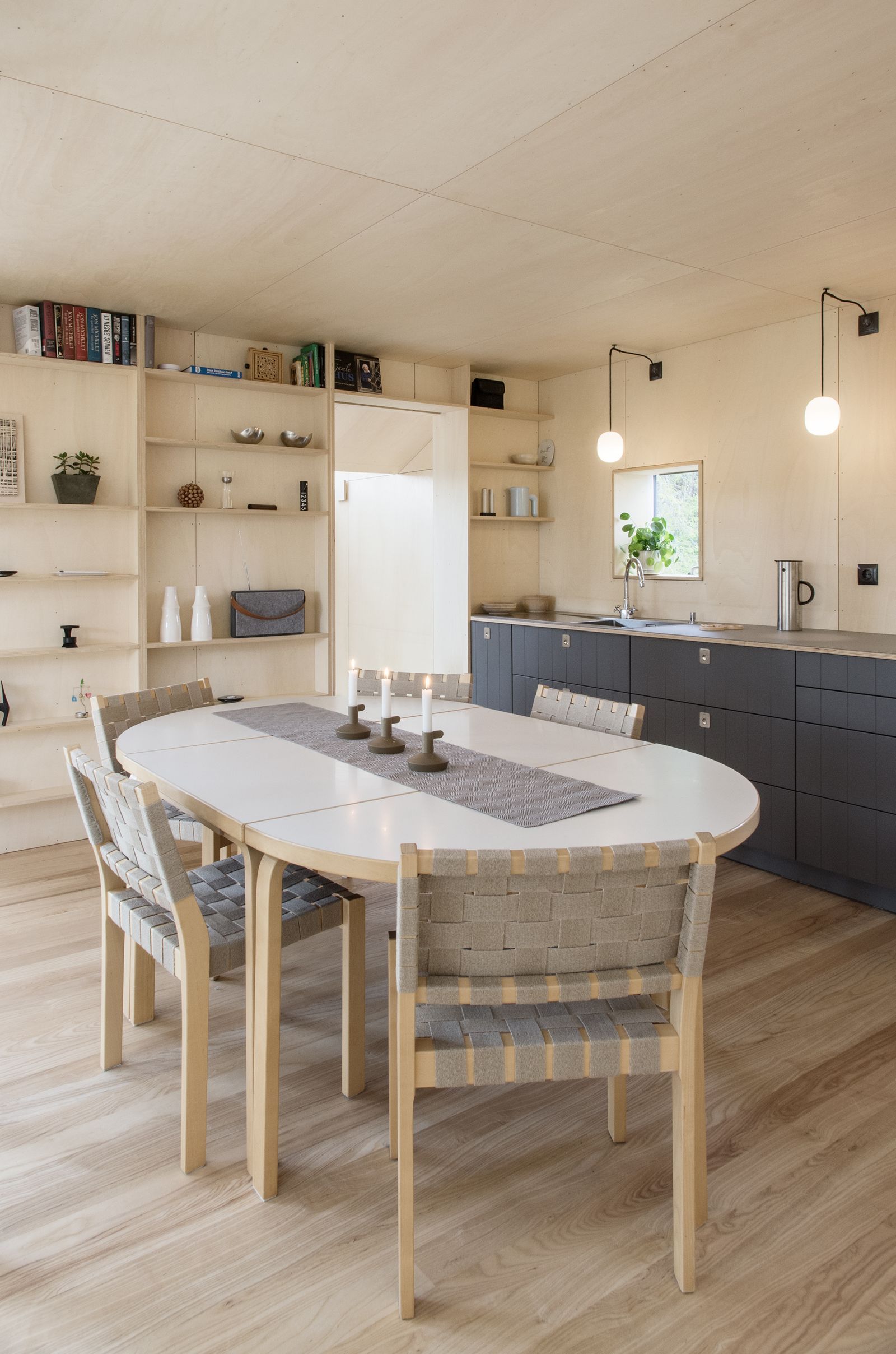 En Norvège une cabane semienterre de 55 m² et son toit conçu pour le ski