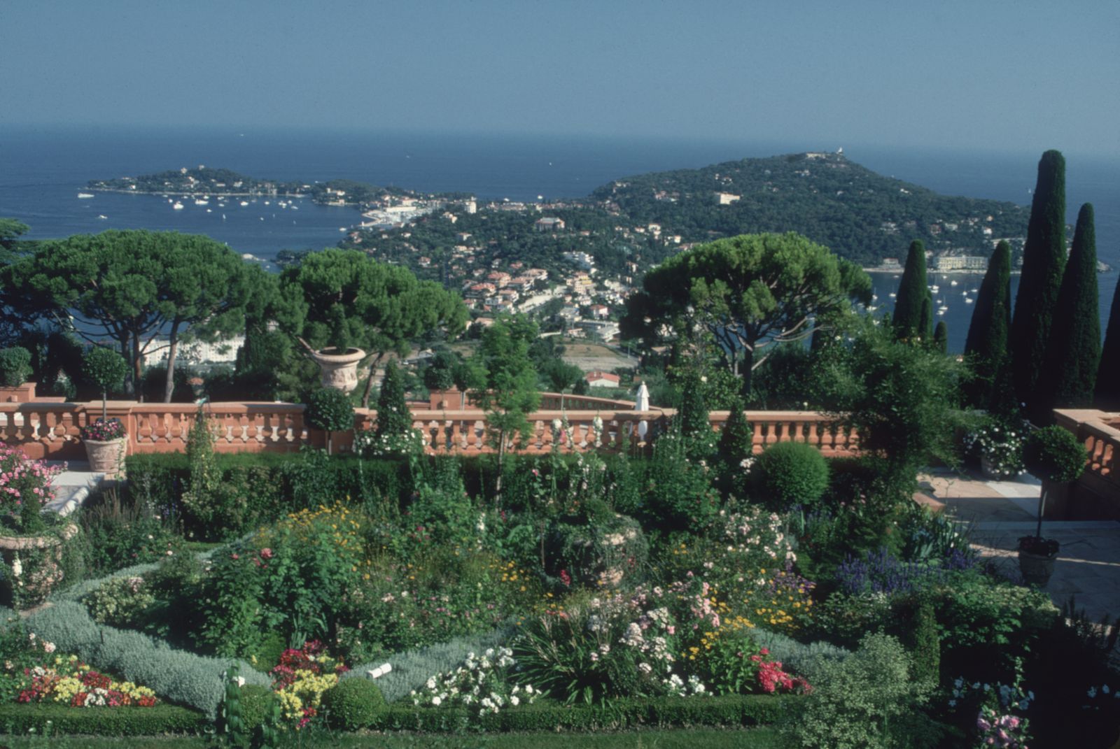 La villa Leopolda et ses jardins en cascade offrant une vue privilgie sur la Mditerrane.