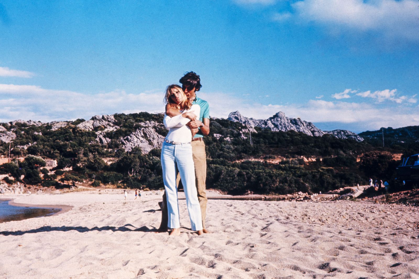 Brigitte Bardot et Gunther Sachs sur une plage dans les annes 1960