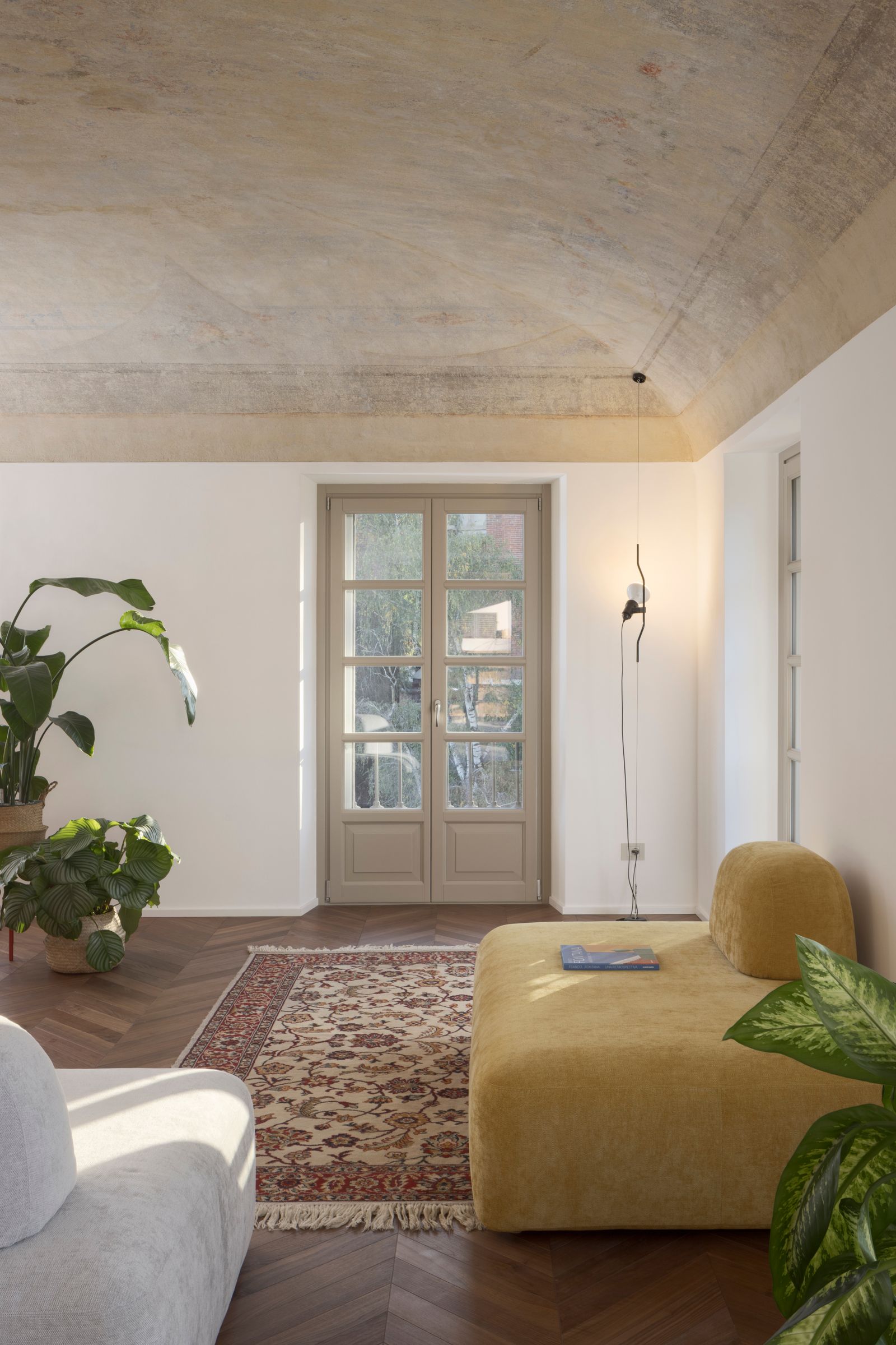 soggiorno soffitti affrescati divano giallo