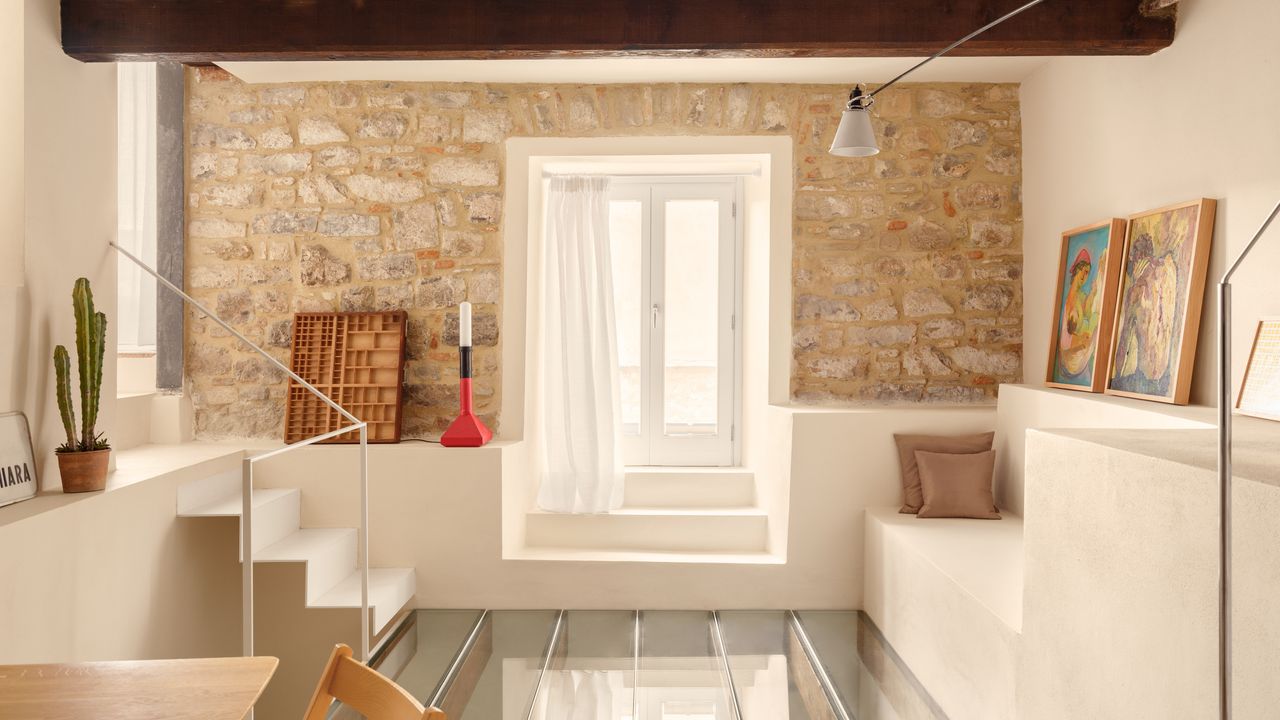 6 katlı 55 m²'lik ev ve gizli su deposu: İtalya'daki küçük evin yeni yaşamı