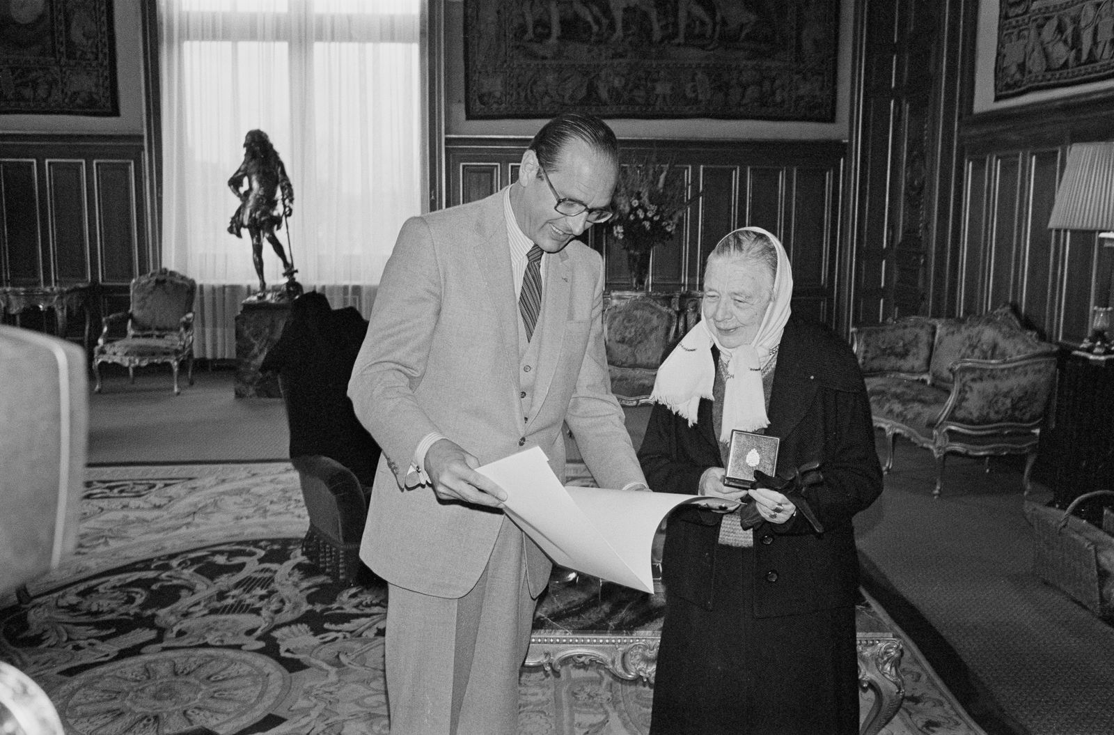 Le maire de Paris Jacques Chirac reçoit Marguerite Yourcenar première femme élue membre de l'Acadmie Française le 6 mars...