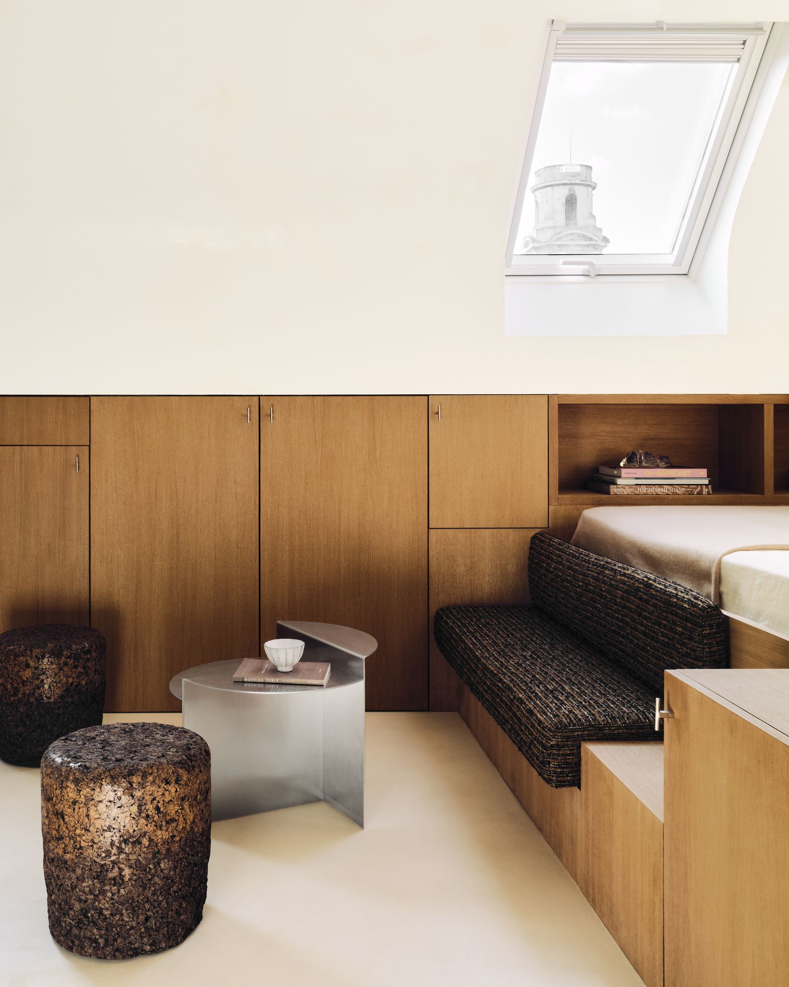 Le lit dploie lui une plus grande banquette amnageant un agrable coin salon autour avec vue sur l'église SaintSulpice. ...