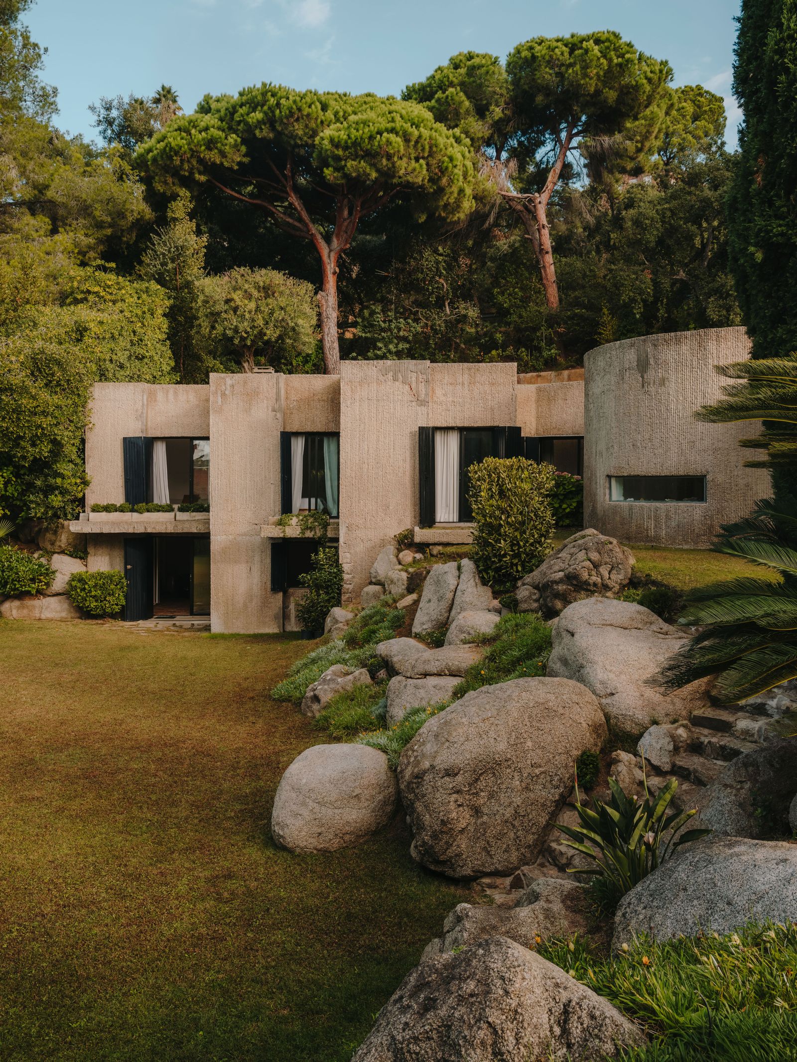 maison brutaliste dans un jardin