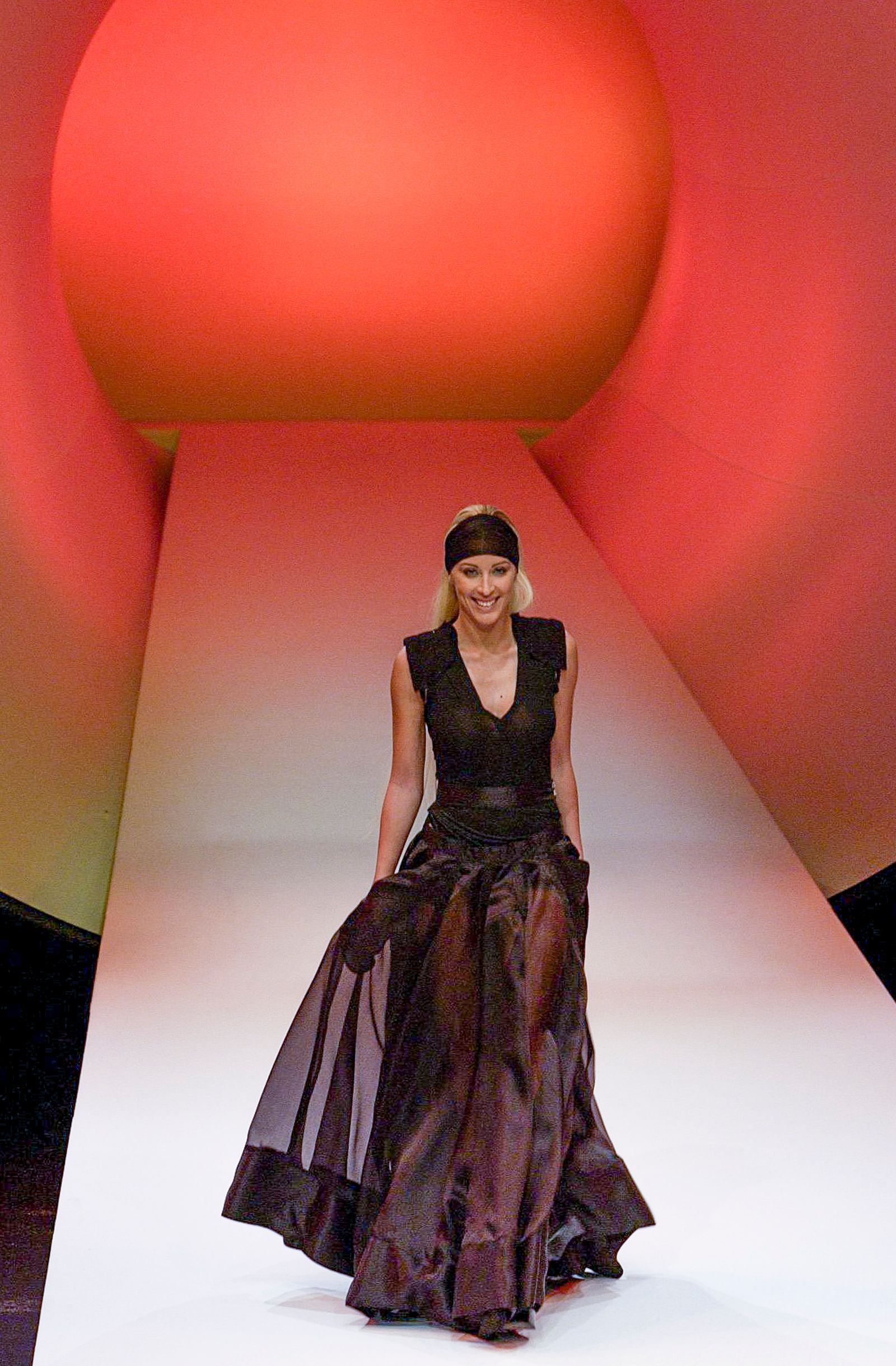 Loana dfile lors du dfil de prêtàporter printempst 2002 de Jean Paul Gaultier dans le cadre de la Fashion Week de Paris...