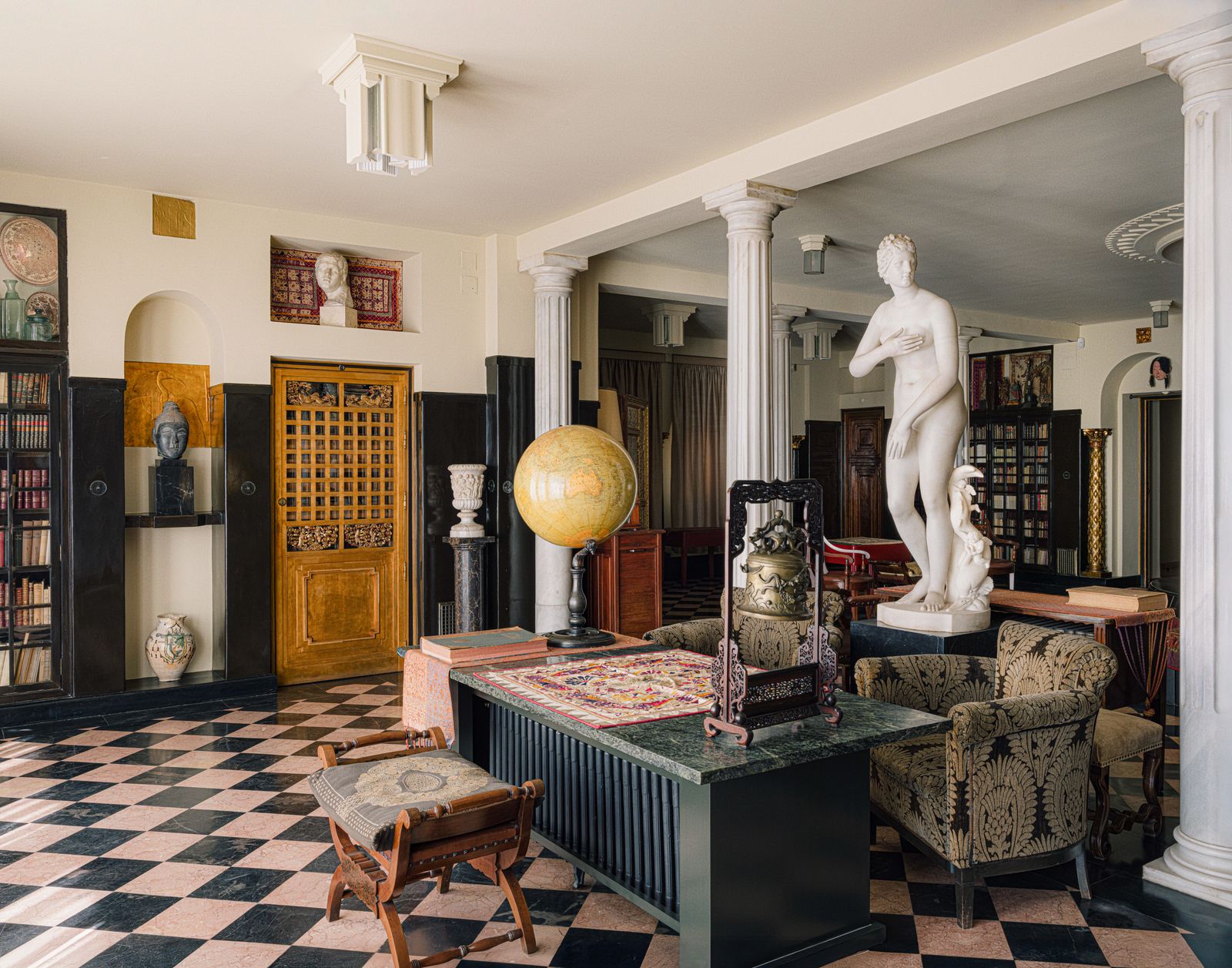 Mobilier oriental statues antiques livres rares… la fondation abrite les nombreuses pièces collectionnées par José Maria Rodriguez-Acosta ou rapportées de ses voyages.