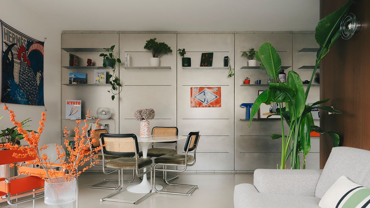 Monceau Parkı'na Yakın Loft Tarzı Küçük Bir Alan ve Büyük Paslanmaz Çelik Duvarı