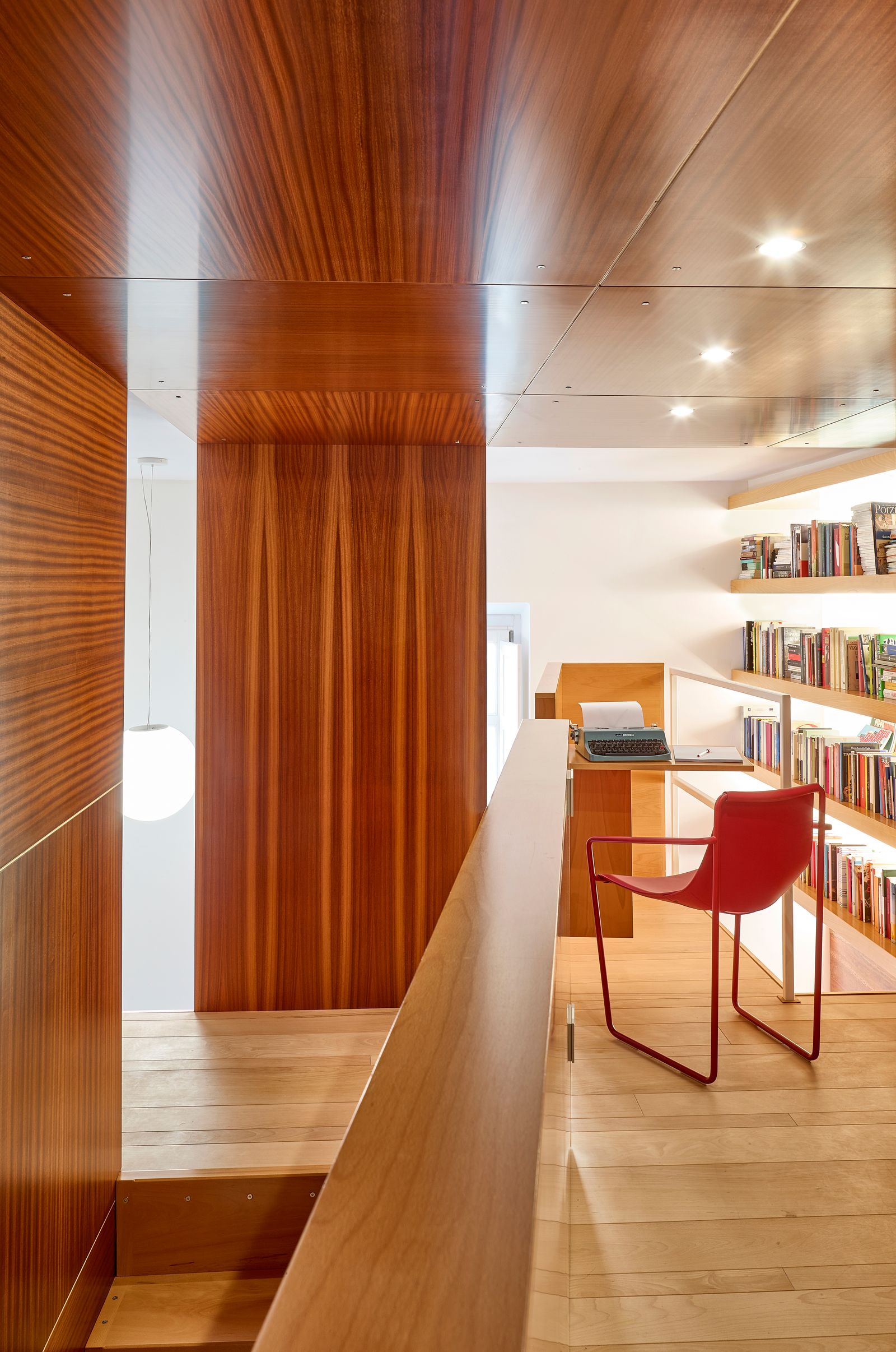 studio de 26m2 tout en bois avec une grand bibliothèque