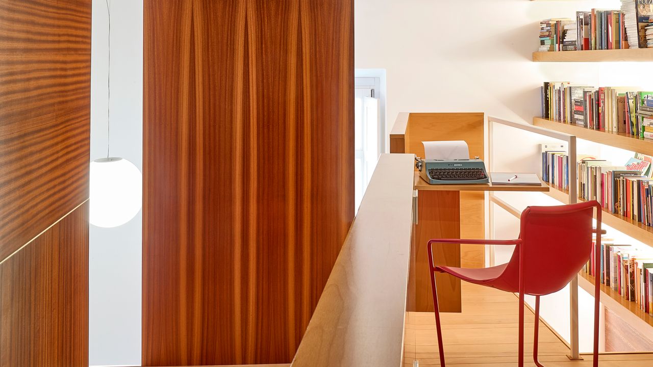 İtalya'da bir kadın şairin 26 metrekarelik mikro dairesi, Rus matruşka bebekleri gibi iç içe yeniden yorumlandı