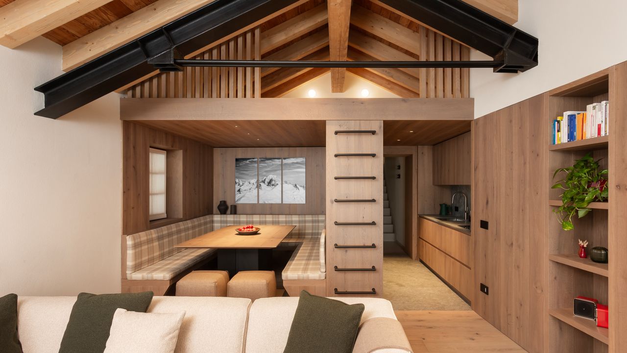 İtalyan Alpleri'nde Sade Dağ Evi: Açık Ahşap ve 70'lerin Renklerini Kutluyor