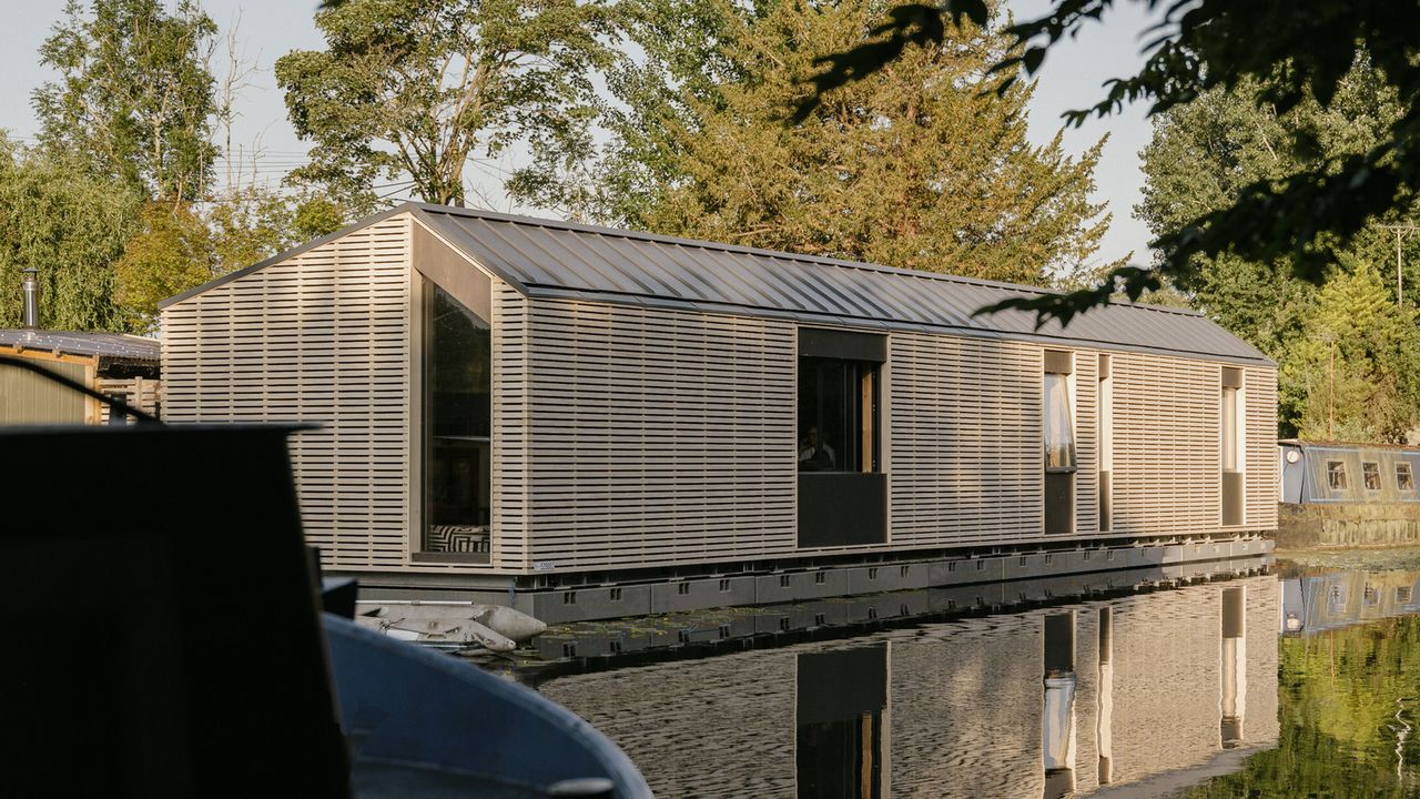 Londra'daki Büyük Kanal Üzerinde Minimalist Yüzen Ev