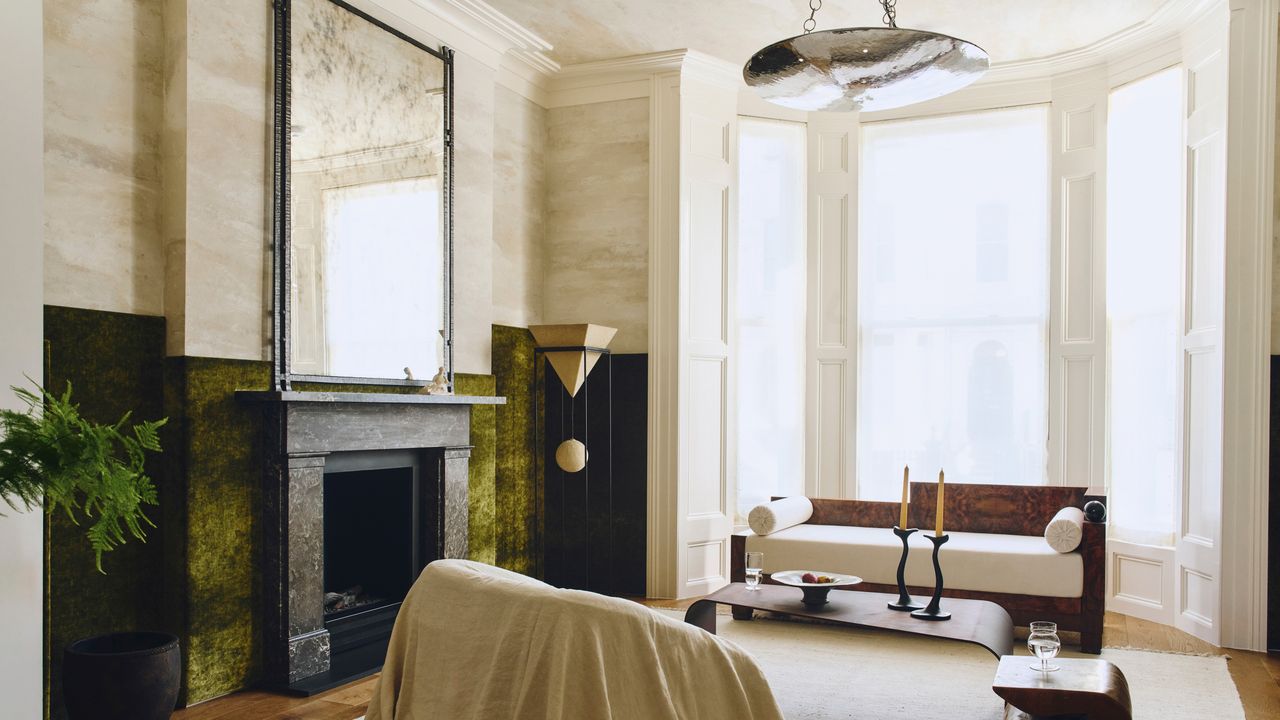 Notting Hill'de Bir Mimar ve Ailesinin Victoriana Evi: Katedral Tarzı Oturma Odası