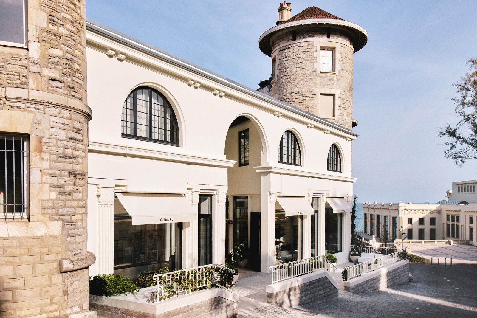 Façade boutique phmère CHANEL Biarritz Villa de Larralde.