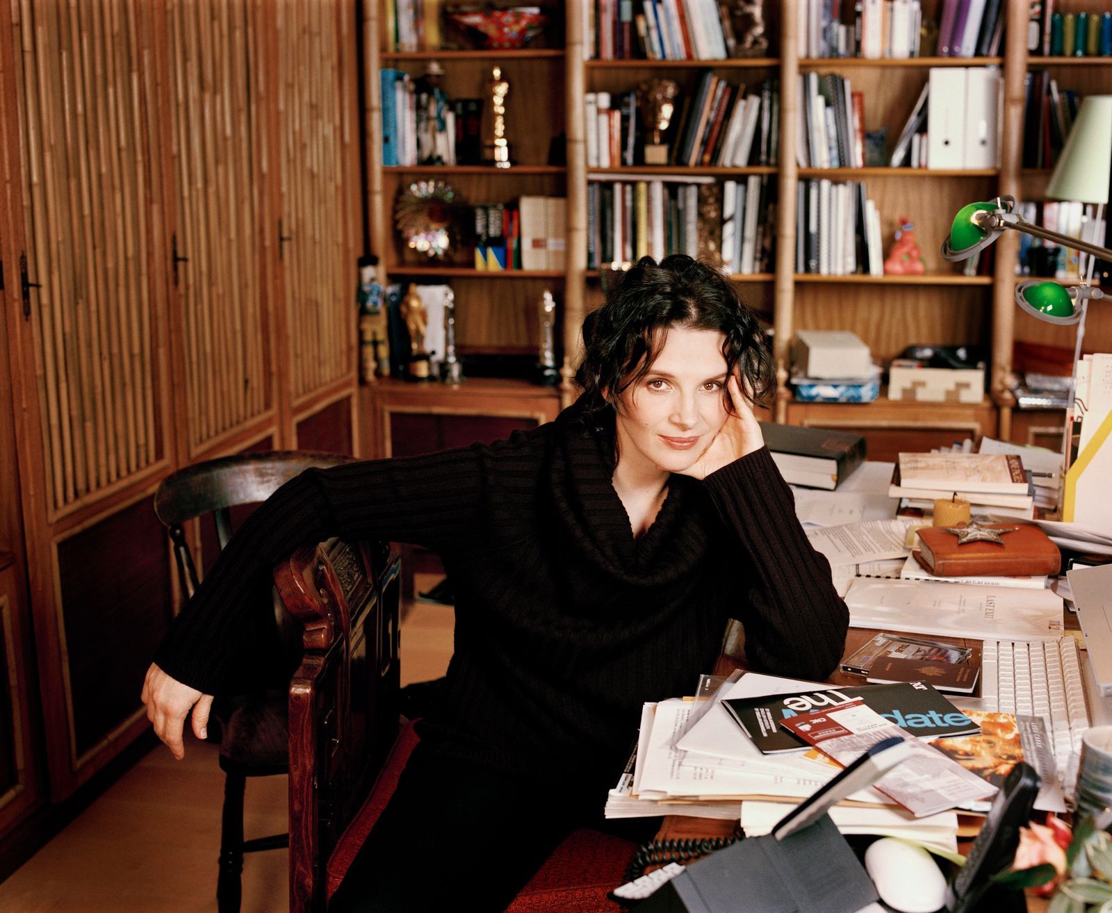 La bibliothèque de l'actrice Juliette Binoche dans sa demeure à Vaucresson