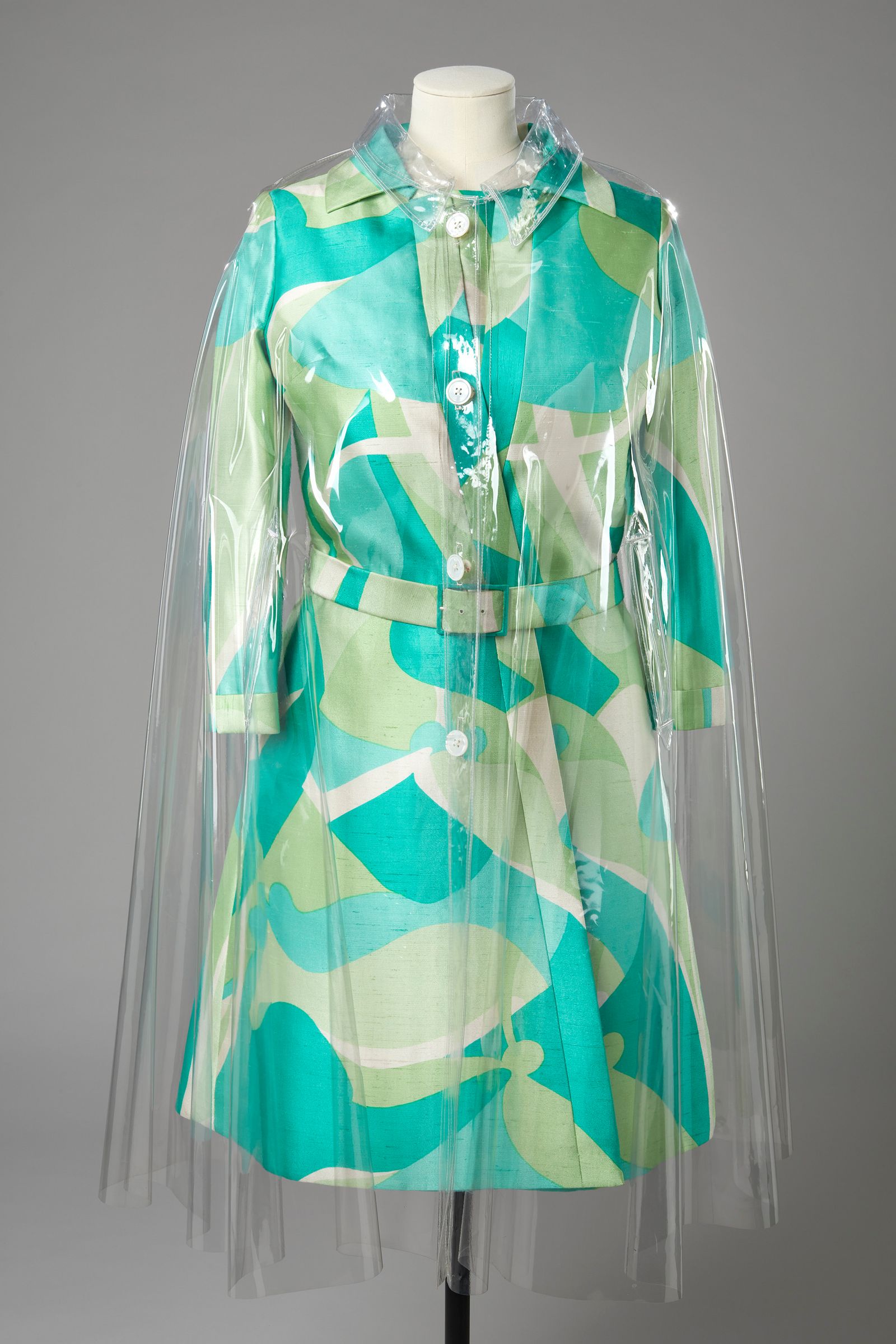 Imperméable transparent Hardy Amies annes 1960 port pardessus une robe de jour en soie à motifs, Hardy Amies années 1970.