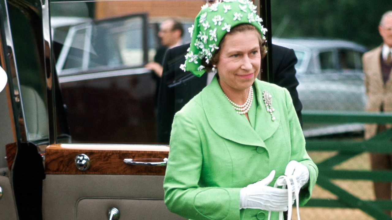 Kraliçe II. Elizabeth'in İkonik Gardırobu Sergisi Buckingham Sarayı'nda Açılıyor