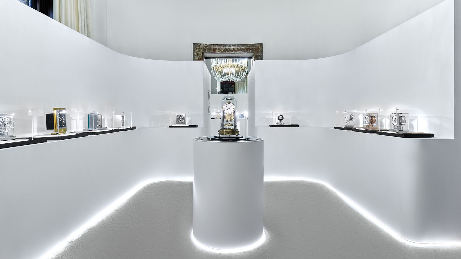 Les objets horlogers issus des archives de JaegerLeCoultre et les nouvelles horloges conçus par le designer australien...