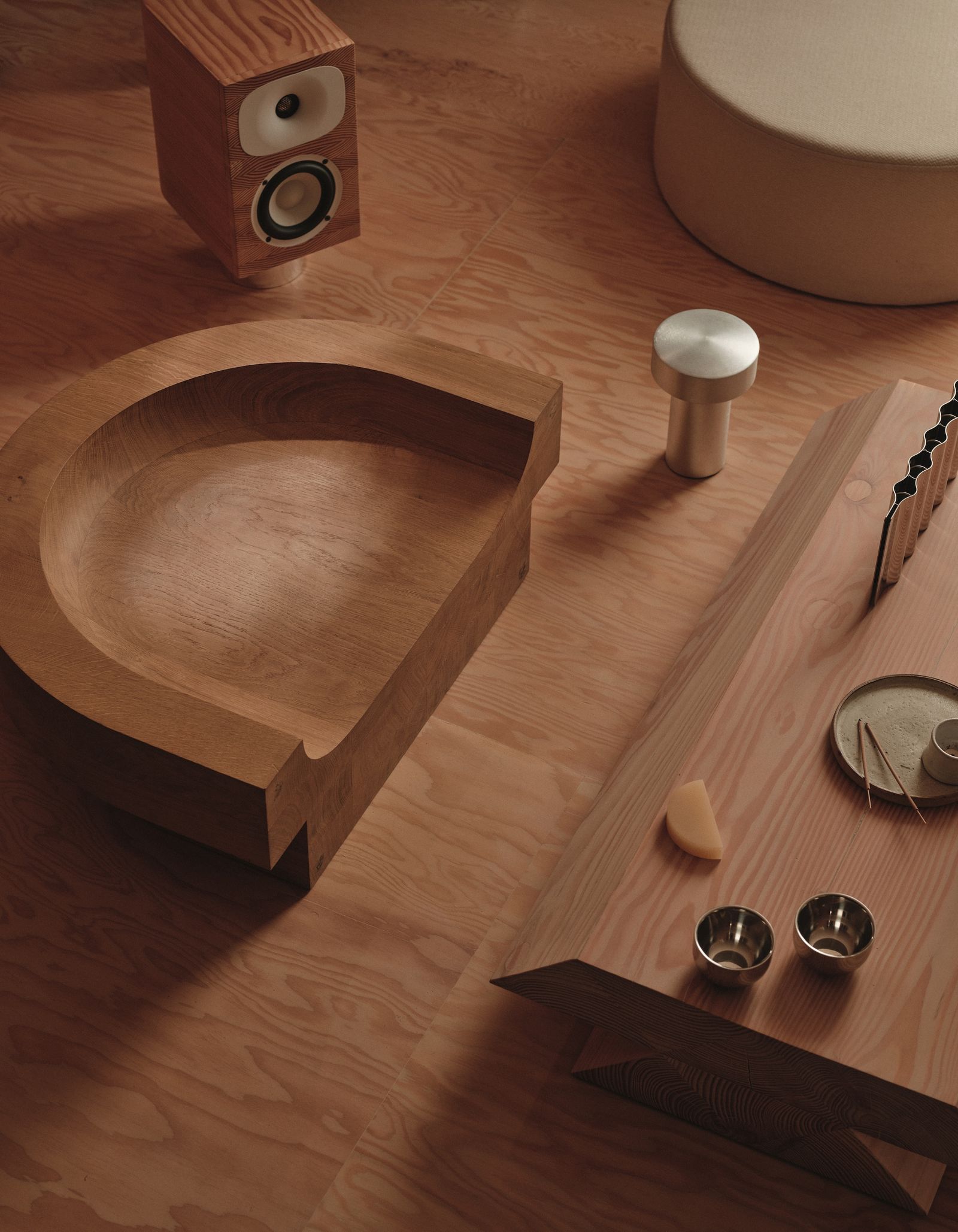 piezas de mobiliario hechas de madera como mesa y butaca