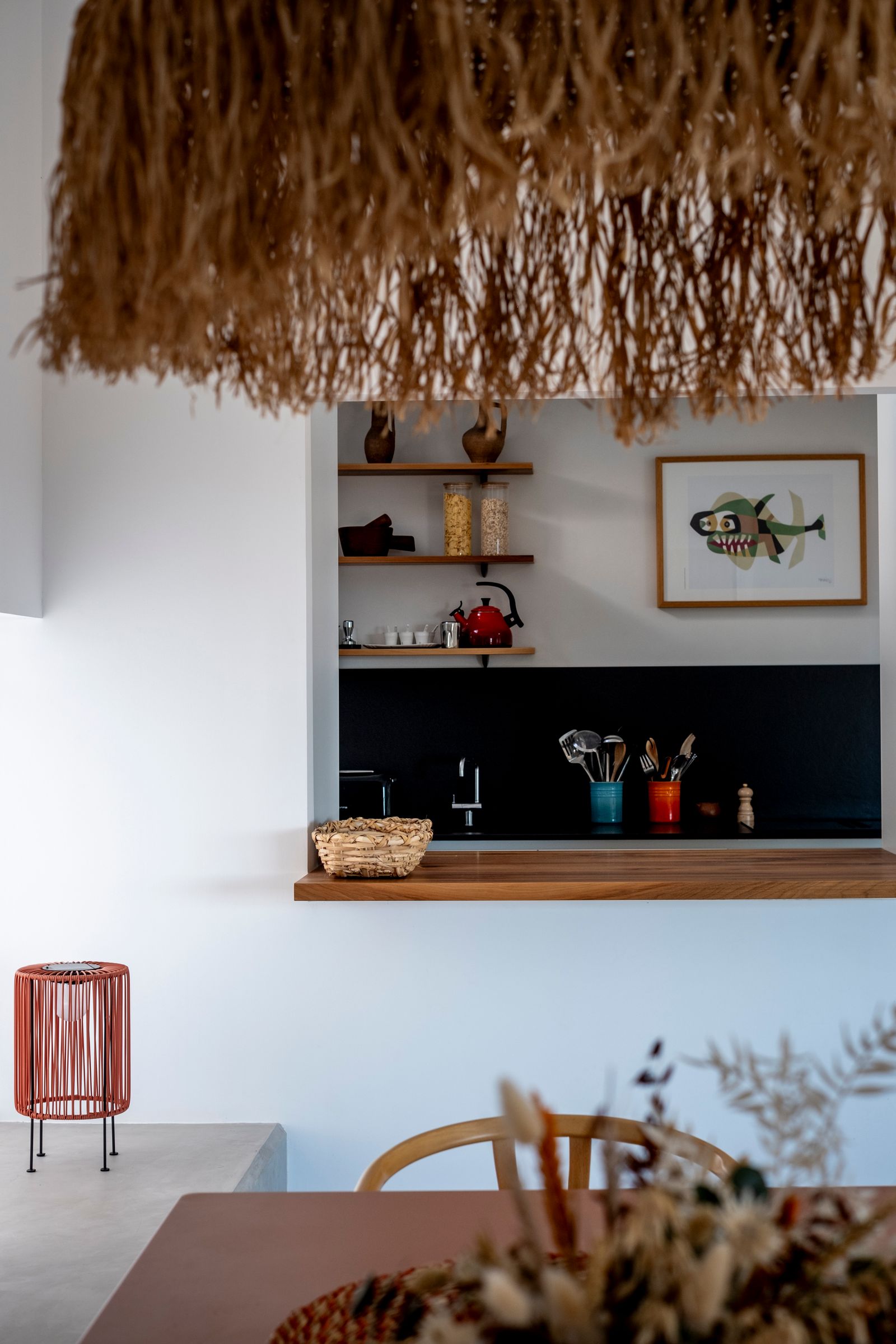 Cocina conectada con el salón en Casa Tinajo Lanzarote