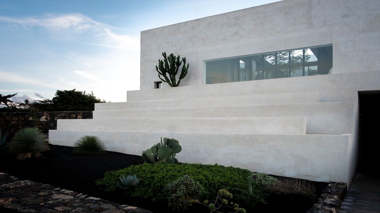 Lanzarote'da Bu Çiftin Beyaz Evi Volkanik Taşlar Tarafından Oyulmuş Gibi Görünüyor