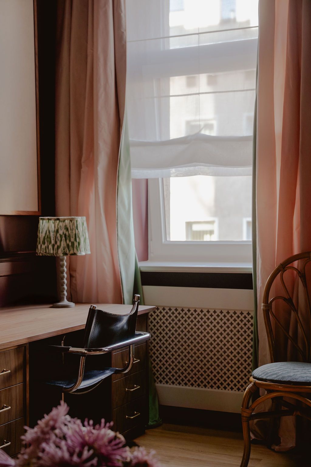 escritorio bajo una ventana