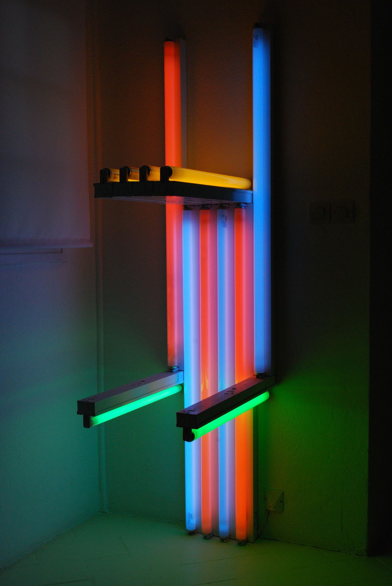 Vue d'exposition « Dan Flavin De simples tubes fluorescents » à la Venet Foundation 2026. Commissariat Erik Verhagen.