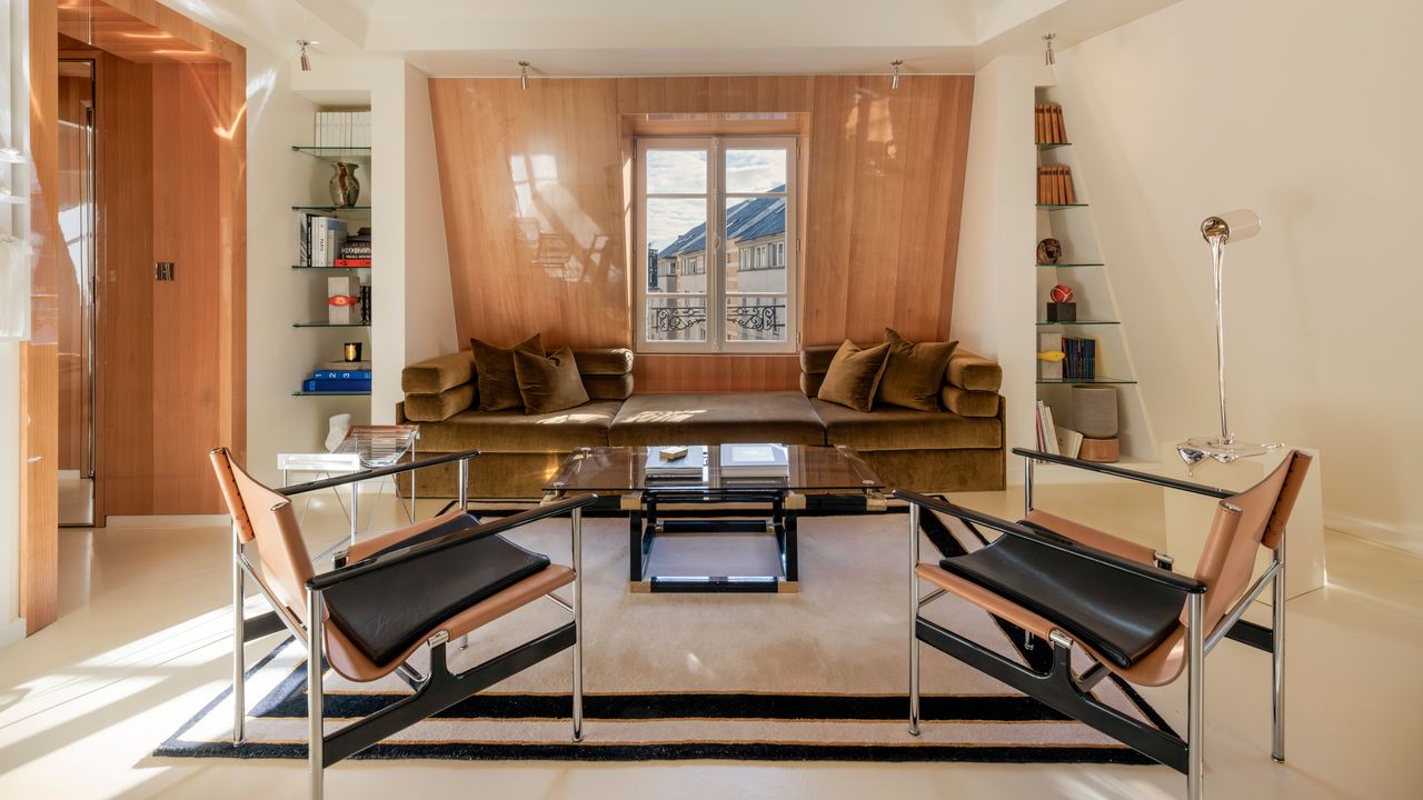 Paris'in Haut-Marais'inde Çatı Katında 43 m²'lik Daire: Vernikli Tanganyika Ceviz Kaplama, Aynalar ve Fildişi Tonları