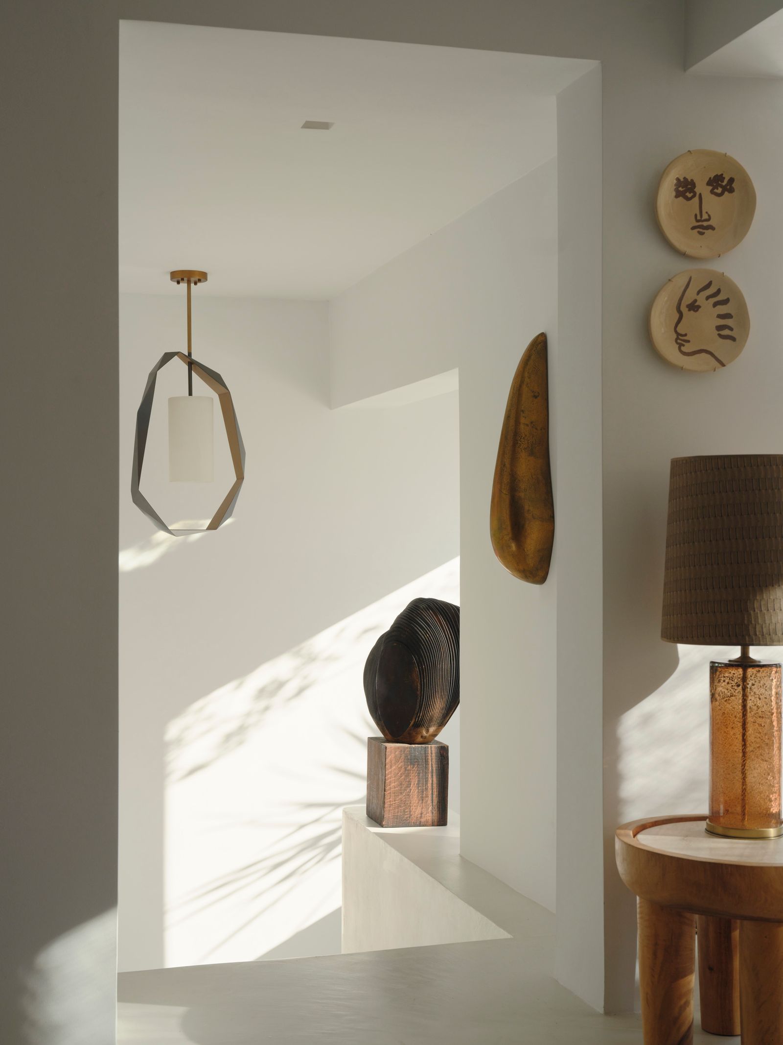 Opere d'arte lampada a sospensione tavolino e lampada da tavolo.