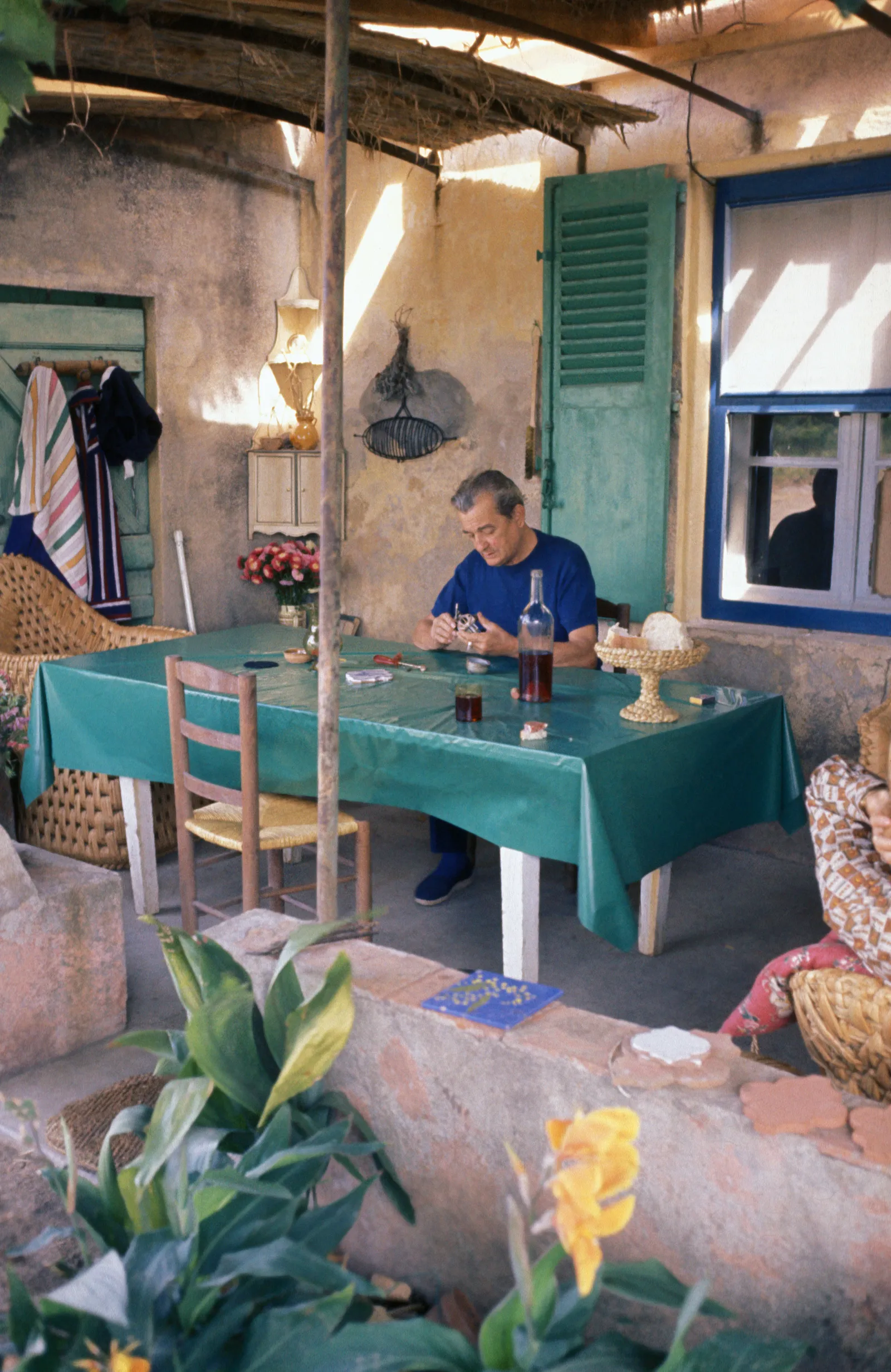 Marcel Pagnol à table dans sa maison en Provence