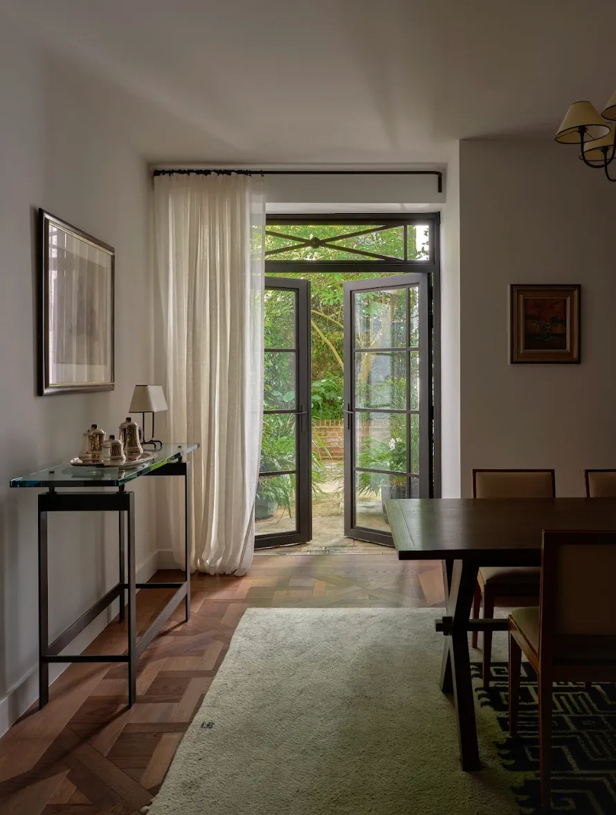 A Londres la salle à manger entre l'entre et le jardin dcor par Francesco Paolini