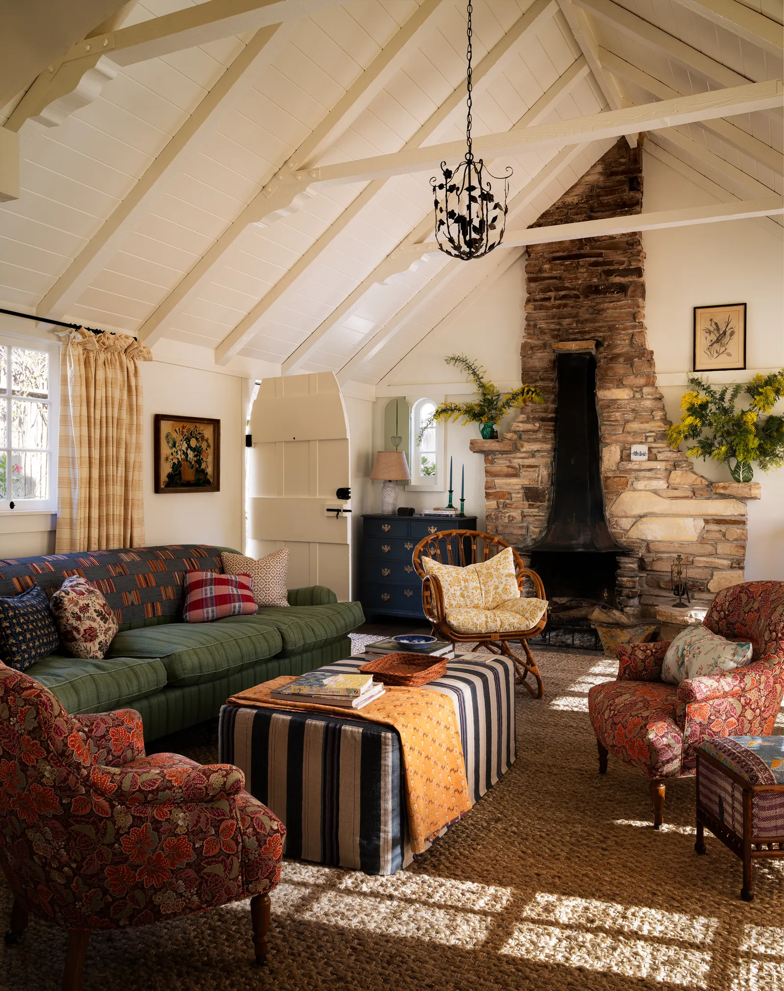 cottage californien salon avec motifs dpareills et poutres apparentes