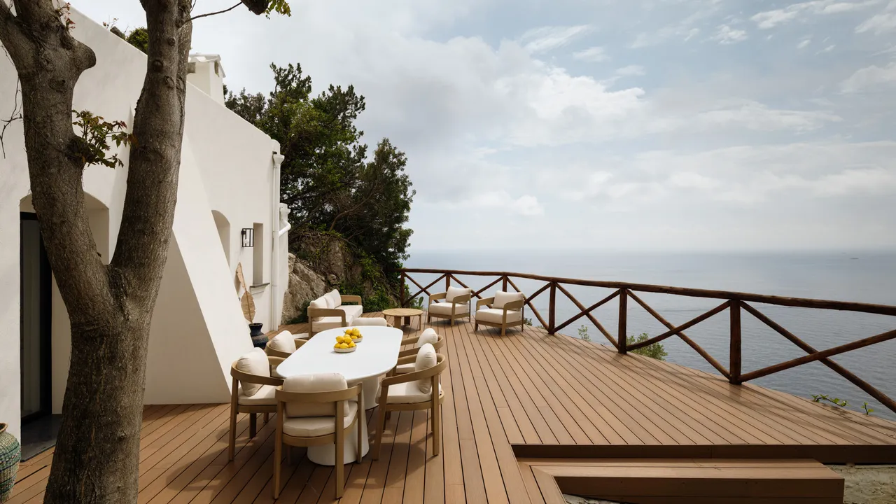 Amalfi Kıyısında Deniz ve Ufuk Arasında Asılı Bir Villa