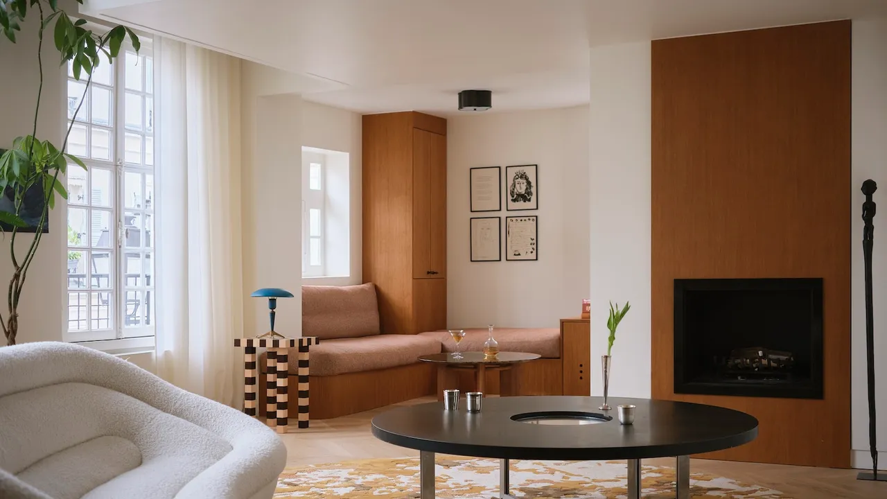 Pigalle'de Sade Çizgiler ve Sıcak Malzemelerle Art Deco'yu Yeniden Yorumlayan Dubleks