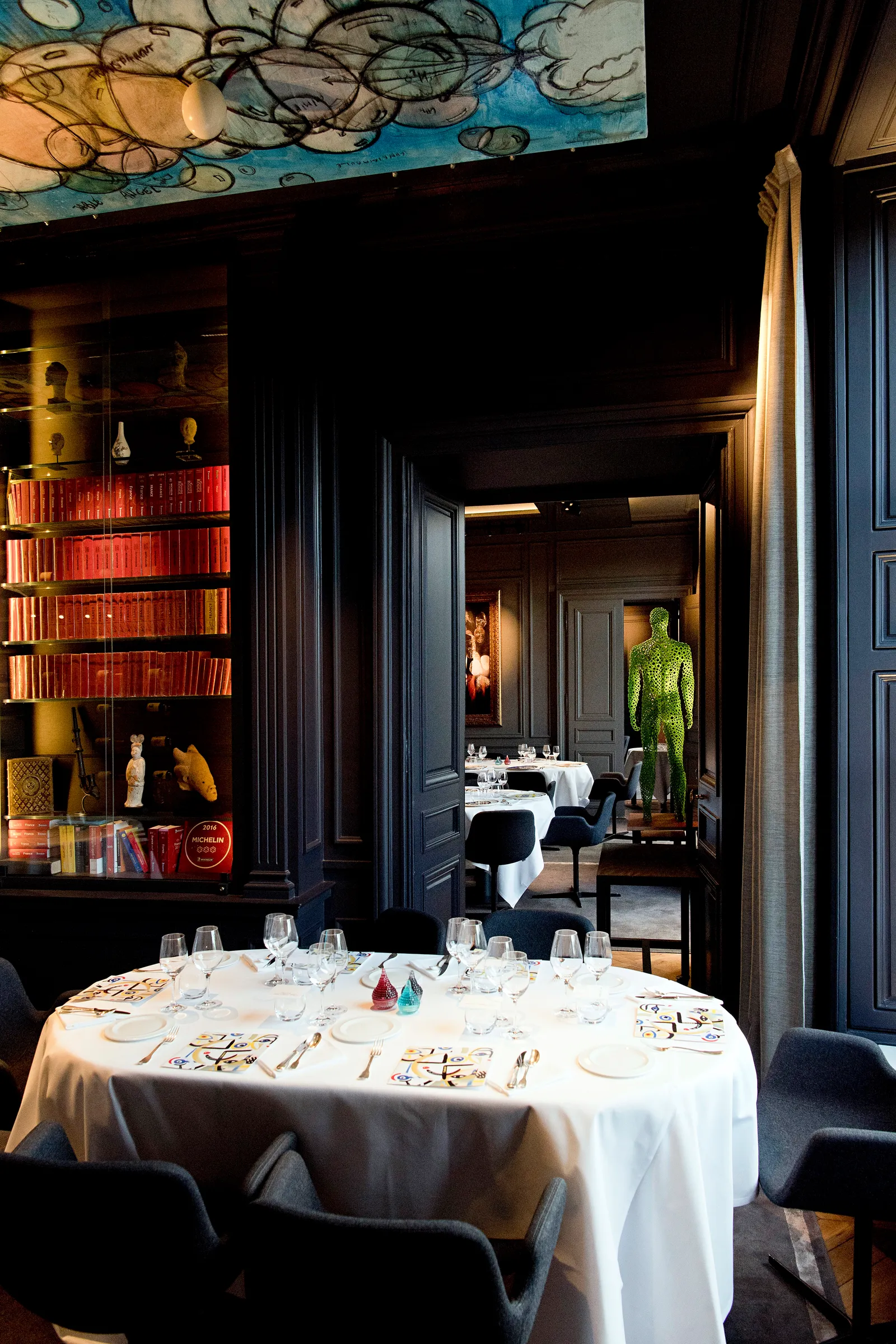 Le salon Bibliothèque du Restaurant Guy Savoy à la Monnaie de Paris imagin par JeanMichel Wilmotte.