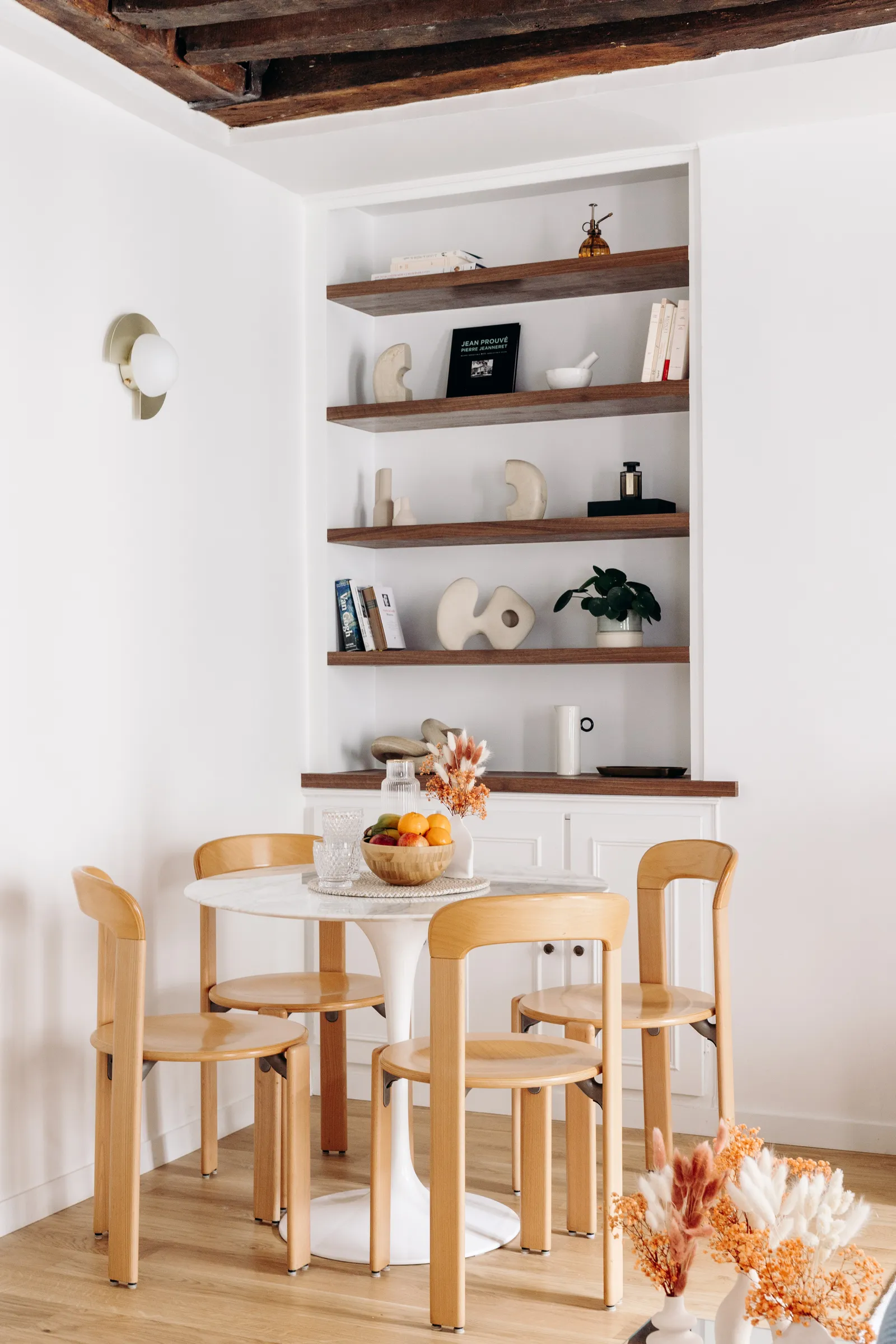 applique Mezza Luna table Tulip chaises Rey .