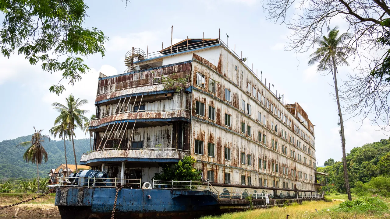 The Galaxy: Tayland'daki terk edilmiş otel gemisi artık hayalet gemiye dönüştü