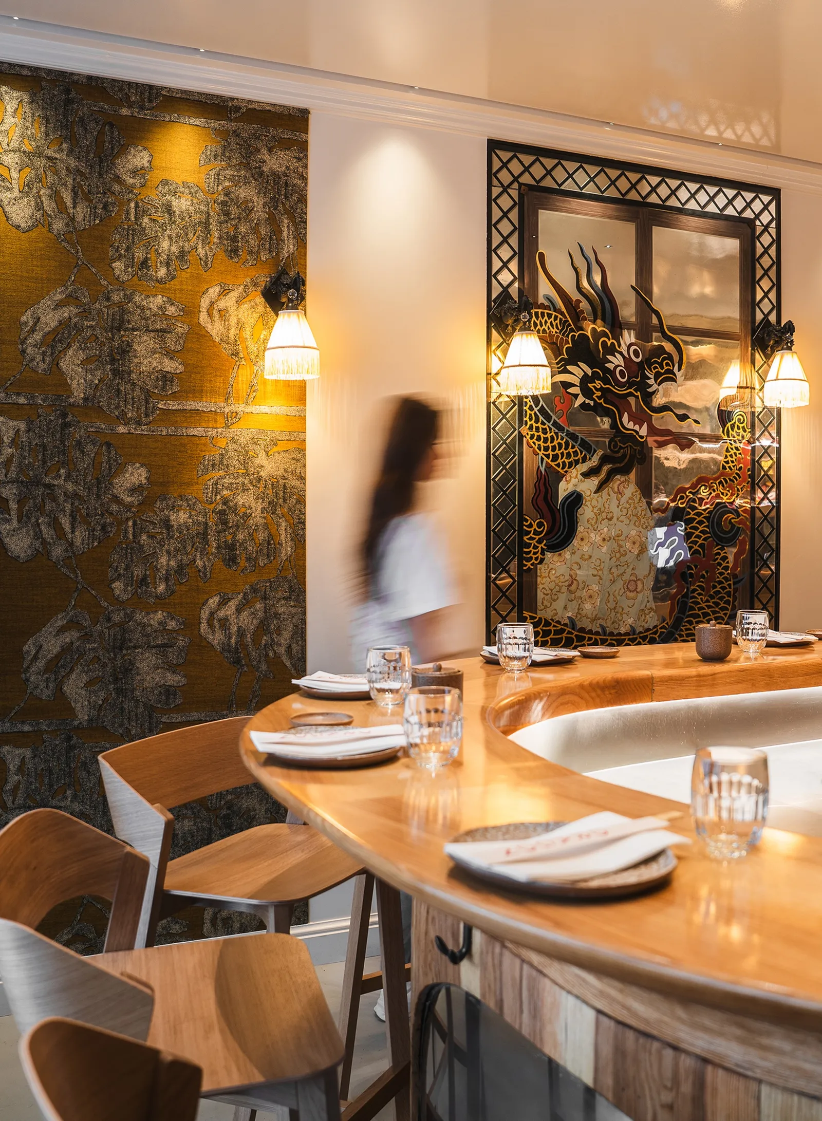 Le dcor du restaurant Dragon Hand Roll Bar de Cyril Lignac clèbre le minimalisme japonais.