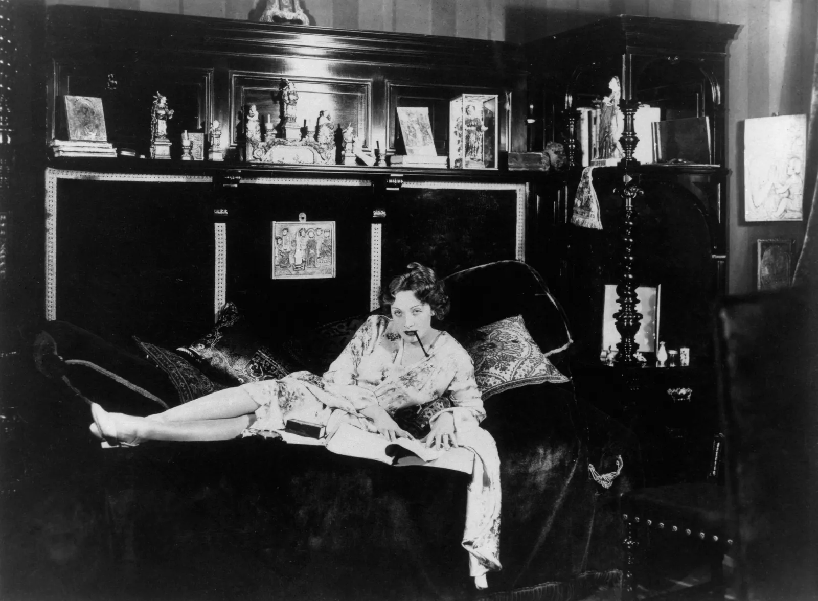 Dietrich Marlene Actress Germany 27.12.190106.05.1992 Studying her role in 'The Blue Angel' at her flat in Berlin ...