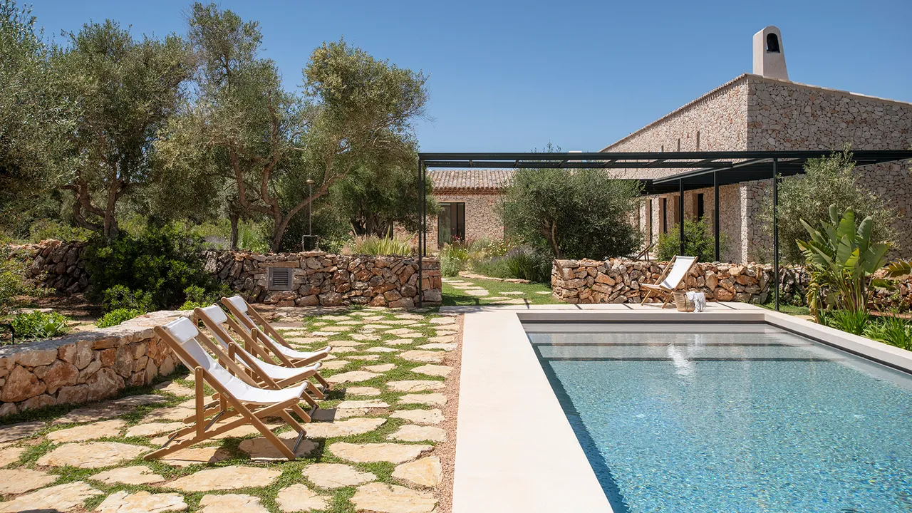 Mallorca'daki 330 m2'lik finca doğayla bütünleşerek lüks kavramını yeniden tanımlıyor