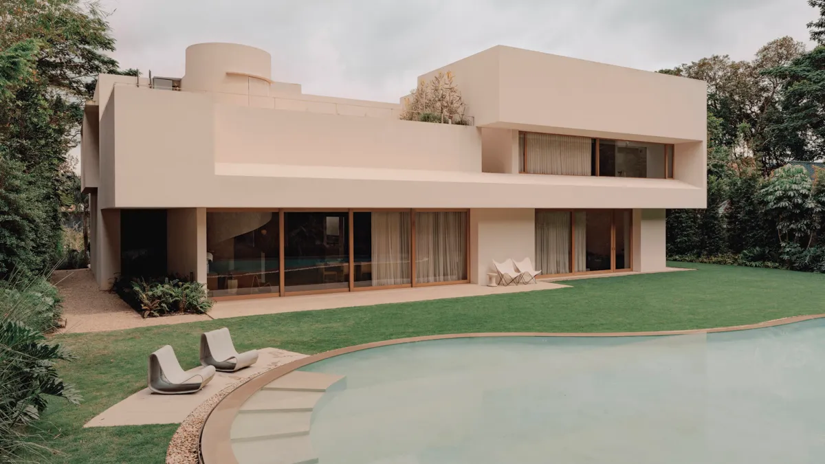 Le Corbusier'in Villa Savoye'den ilham alan havuzlu ev