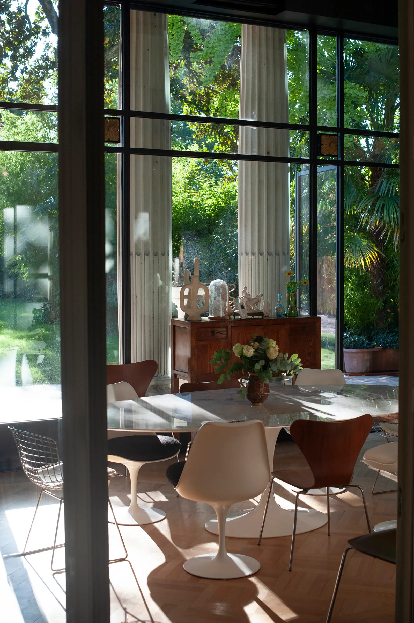 Le mobilier contemporain s'intègre de façon naturelle au bâti la table Tulipe de Knoll est entourée de chaises S rie 7...