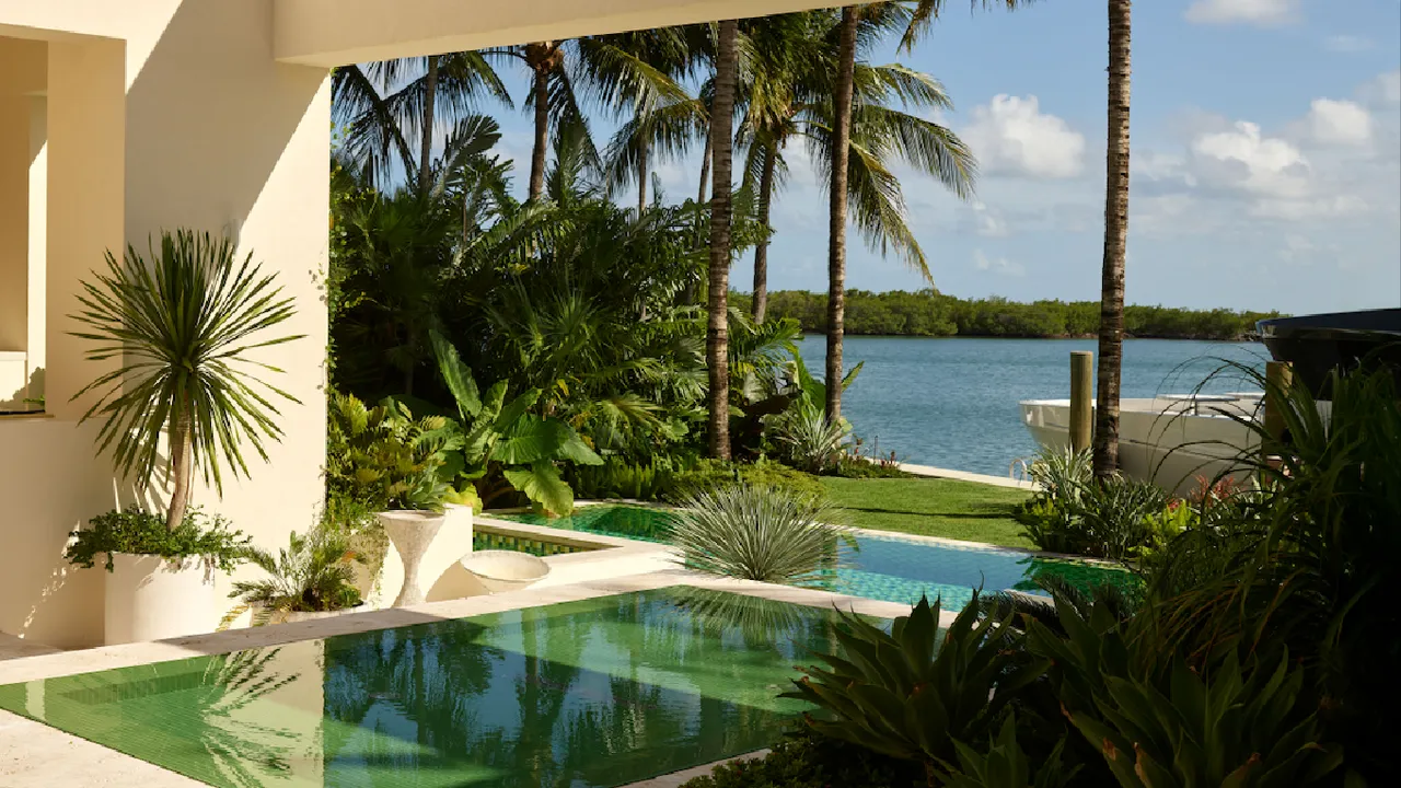 Miami Körfezi'ne Bakan Art Deco Villa: Okyanusa Tamamen Açılıyor