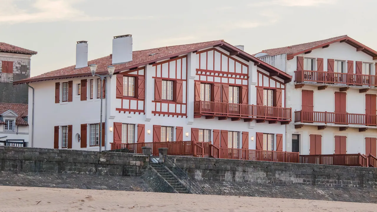 Saint-Jean-de-Luz Plajında Tarihi Bask Evi: Sade Lüksle Yeniden Restore Edildi