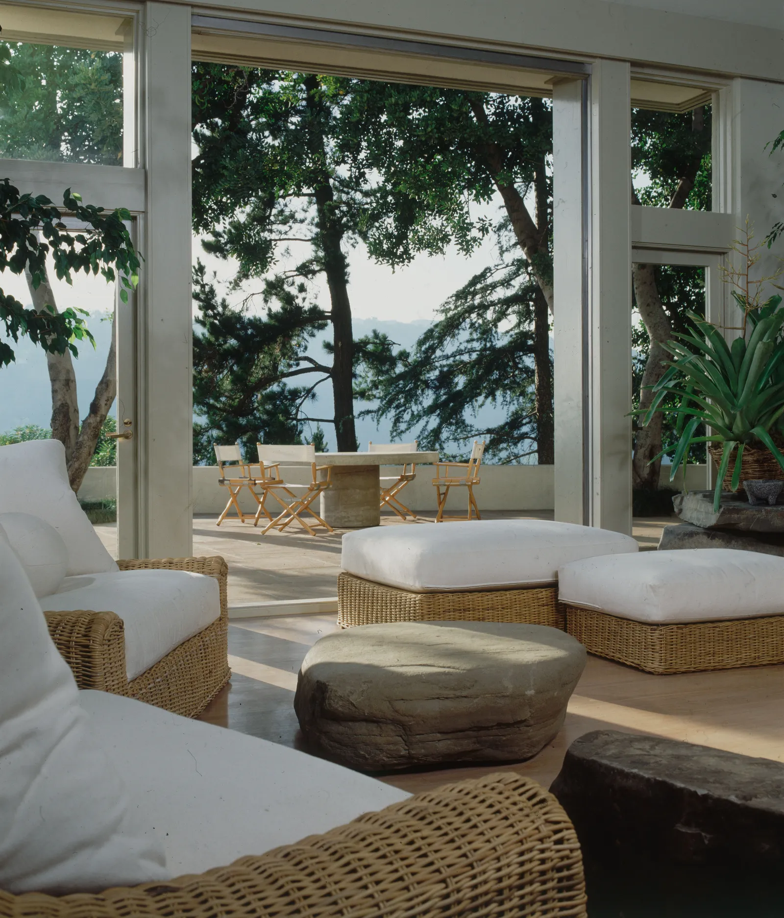 maison avec mobilier de taylor en rotin vue sur mer rh estate