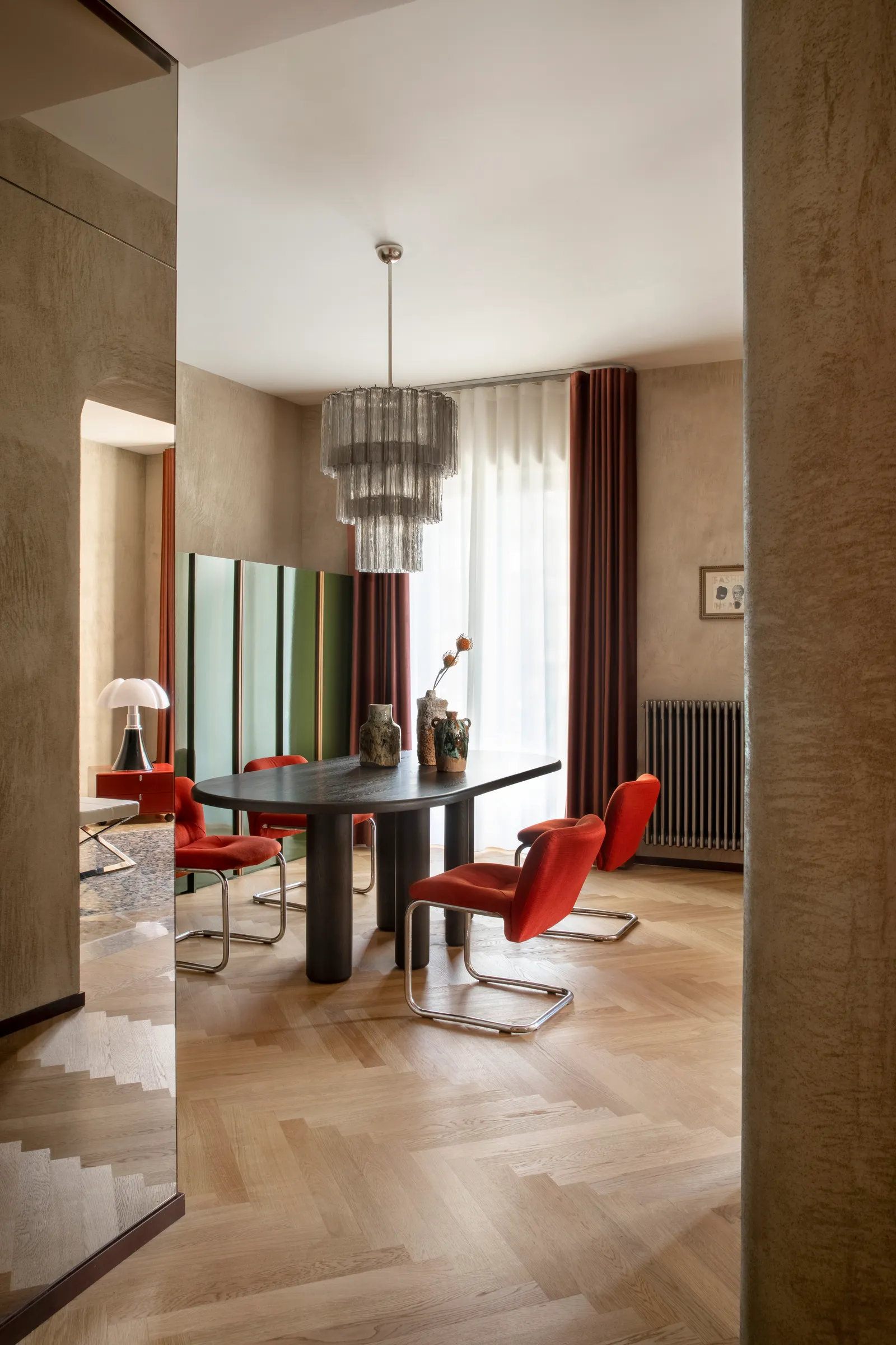 Tavolo sedie lampadario