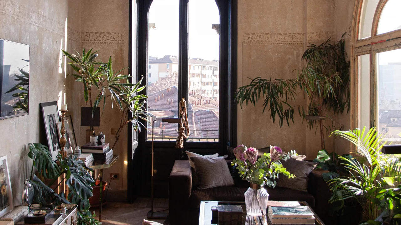Milano'da Art Nouveau apartmanı: Freskler, vintage objeler ve katmanlı tasarım